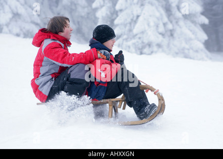 Deux garçons ensemble luge Banque D'Images