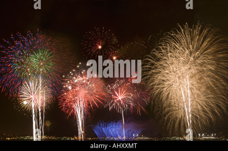 Dans Fireworks night sky Banque D'Images