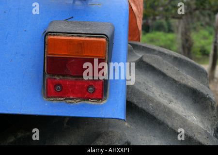 Vieux tracteur in barn Banque D'Images