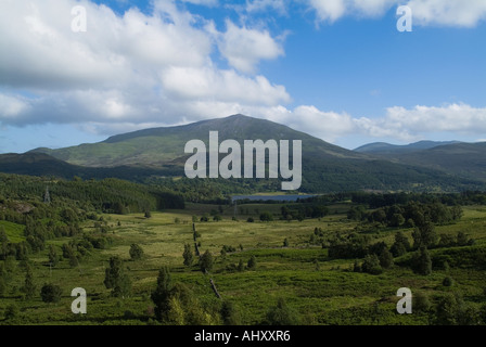 Dh Mountain Station House STRATHTUMMEL rochers escarpés du Perthshire jeune arbre broussailles domaines River Tummel et gamme de montagne Banque D'Images