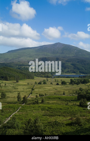 Dh Mountain Station House STRATHTUMMEL rochers escarpés du Perthshire jeune arbre broussailles domaines River Tummel et gamme de montagne Banque D'Images