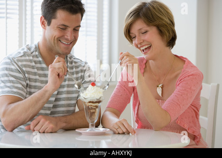 Couple sharing ice cream sundae Banque D'Images