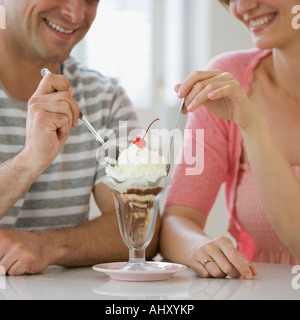 Couple sharing ice cream sundae Banque D'Images