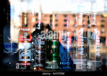 Variétés de vodka sur l'affichage en fenêtre bar dans le centre de Liverpool Albert Dock Banque D'Images