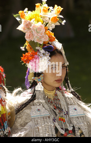 Jeune femme de la tribu aryenne Dard ou Drogpa à DHA Hanu, Ladakh, Inde, portant un casque floral traditionnel et des bijoux en argent. Banque D'Images