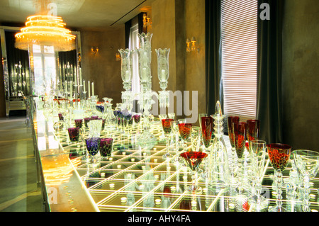 L'atelier et d'exposition à l'musée Baccarat, boutique, restaurant à l'Hôtel de Noailles à Paris. Des lustres en cristal et verres. Conçu par Philippe Starck. La boutique Baccarat avec son lustre en cristal renouvelable Banque D'Images