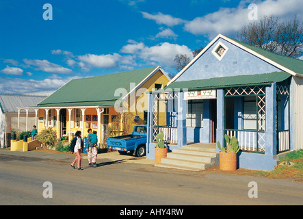 Deux petits bungalows dans un village rural à la rouille de Karoo en Afrique du Sud Banque D'Images