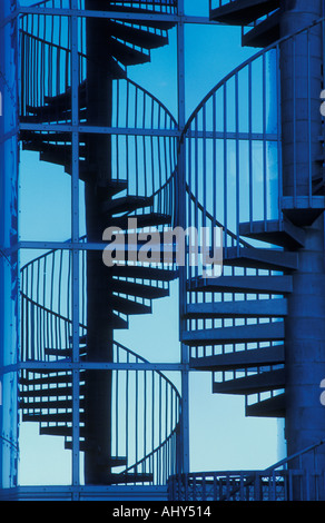 Ciel bleu et la réflexion d'un escalier de secours par l'extérieur de l'Europe Islande Reykjavik Pearl Banque D'Images