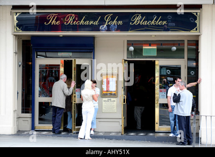 Les fumeurs à l'extérieur pub dans le centre-ville de Liverpool Banque D'Images