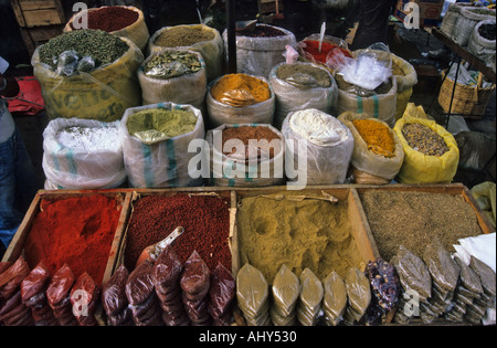 Épices pour la vente, le marché d'Otavalo, Équateur Banque D'Images