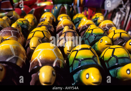 Les tortues en bois à vendre, marché artisanal d'Otavalo, Équateur Banque D'Images
