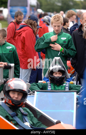 Course de voiture électrique GREENPOWER POUR LES ÉCOLES AU CIRCUIT DE CASTLE COMBE WILTSHIRE UK Banque D'Images