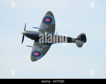 Voltige effectue Spitfire sur Goodwood Banque D'Images