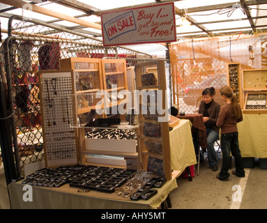 Une fille l'achat de bijoux a market stall au marché By, Ottawa Ontario Canada Banque D'Images