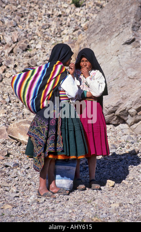 Les femmes indiennes de l'Île Amantani, Lac Titicaca, Pérou Banque D'Images