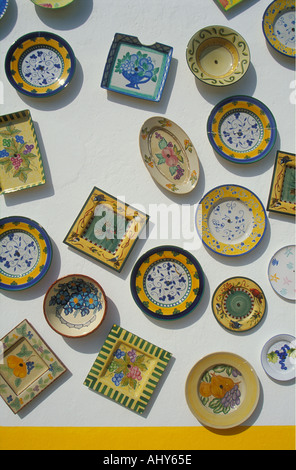 Les plaques de céramique typiquement portugais traditionnels sur le mur de l'atelier de poterie Sagres Algarve Portugal Europe de l'UE Banque D'Images