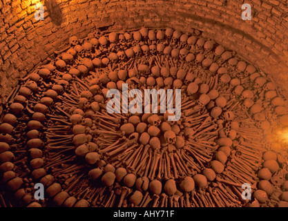 Des restes humains dans les catacombes du Monastère de San Francisco, Lima, Pérou Banque D'Images