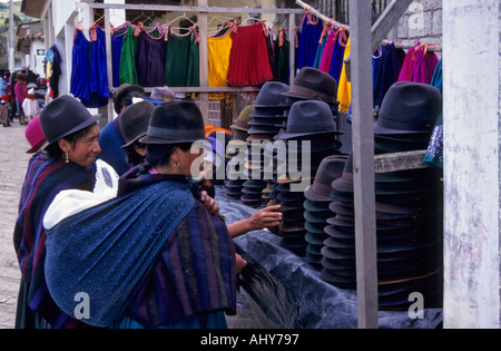 Les femmes indiennes shopping pour chapeaux, Ingapirca, marché Equateur Banque D'Images