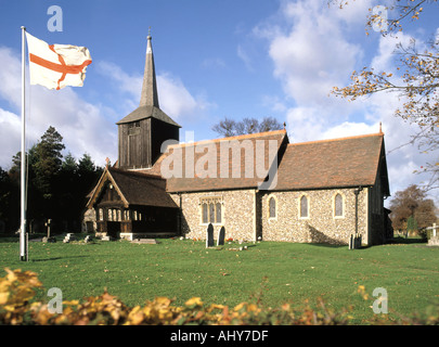 Village de Doddinghurst Tous les Saints de l'église paroissiale avec tour porche ancien bâtiment historique & pierres tombales dans cimetière St George Essex England UK drapeau Banque D'Images