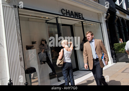 Jeune femme regarde en Chanel designer boutique fenêtre sur Bond Street Banque D'Images