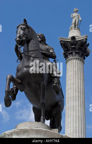 Monument à Charles I par Hubert Le Sueur avec Nelsons Column dans l'arrière-plan Banque D'Images