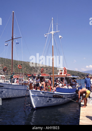 Aghios Stefanos bateaux d'excursion à la jetée de touristes arrivant Banque D'Images