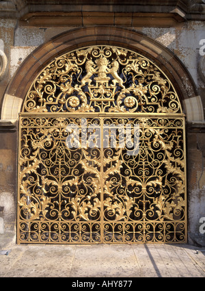 Golden Gates en fer forgé doré par l'écusson Jean Tijou à l'entrée du manoir Burghley House Tudor et demeure ancestrale Stamford Lincolnshire Angleterre Royaume-Uni Banque D'Images