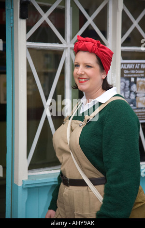 WW2 Land girl avec écharpe rouge sur ruban ; fenêtre : Pickering Living History 1940 Seconde Guerre mondiale Guerre guerre Week-end, North Yorkshire, England, UK Banque D'Images