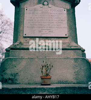 La tombe du physicien Jean Bernard Léon Foucault au cimetière de Montmartre à Paris en France en Europe Banque D'Images