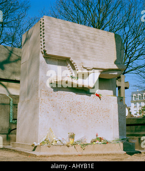 La Tombe d'Oscar Wilde conçu par Jacob Epstein au cimetière du Père-Lachaise dans la ville de Paris en France en Europe Banque D'Images