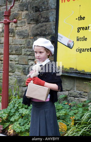 Guerre mondiale 2 enfants réfugiés évacués. Une jeune fille sur la plate-forme de la gare, Pickering Living History 1940s la Seconde Guerre mondiale, évacue la semaine de la guerre Banque D'Images