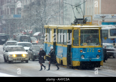 Un tram dans une tempête de neige à Vladivostok en Russie Décembre 2004 Banque D'Images