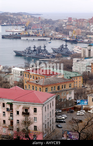 Vue sur la ville et le port de Vladivostok avec les navires à l'ancre en Russie Banque D'Images