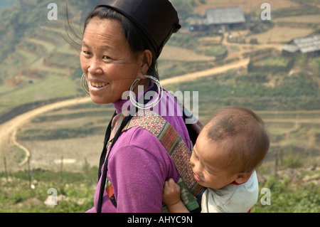 Mère et bébé de la tribu Hmong Noir Hill, SAPA, Vietnam Banque D'Images