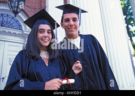 Portrait d'hommes et de femmes diplômés de collège Latino dans le bouchon et il y a des blouses Banque D'Images