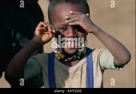 Portrait d'un jeune garçon issu d'une famille d'agriculteurs pauvres en milieu rural dans la région de Tigray, Éthiopie Banque D'Images