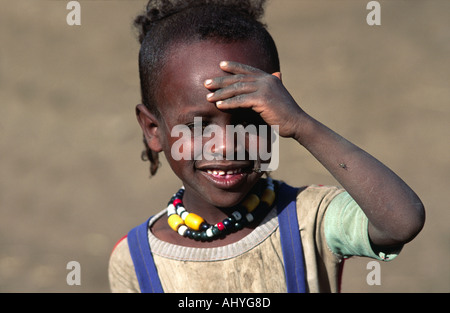Portrait d'un jeune garçon d'une famille rurale pauvre. Éthiopie Banque D'Images