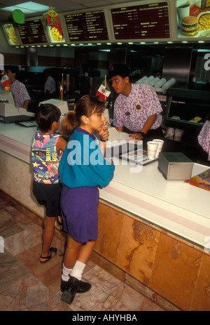 Les clients, McDonald's restaurant, Plaza Shopping Mall, le Flamingo Flamingo Plaza, galerie marchande, Cancun, Quintana Roo, Yucatan, État du Mexique Banque D'Images