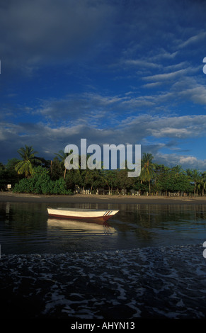 Bateau de pêche sur la plage à Playa Samara Costa Rica Péninsule de Nicoya Banque D'Images