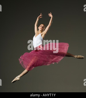 Ballerine femme sautant Banque D'Images