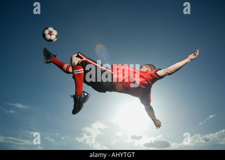 Low angle view of soccer player jumping Banque D'Images