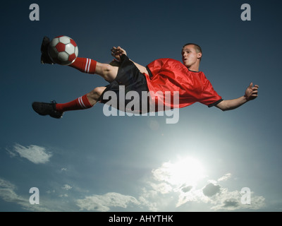 Low angle view of soccer player jumping Banque D'Images