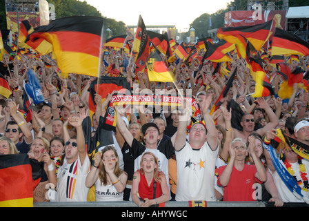 Brandissant des drapeaux des fans allemands à Berlin Banque D'Images