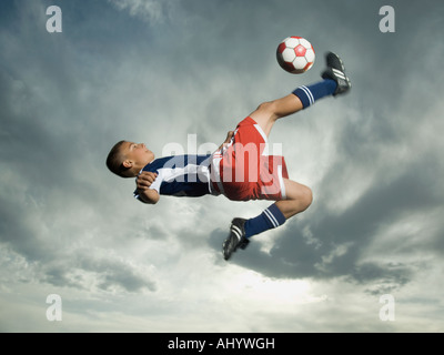 Low angle view of soccer player jumping Banque D'Images