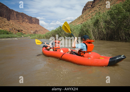 Les gens à la pagaie raft Banque D'Images