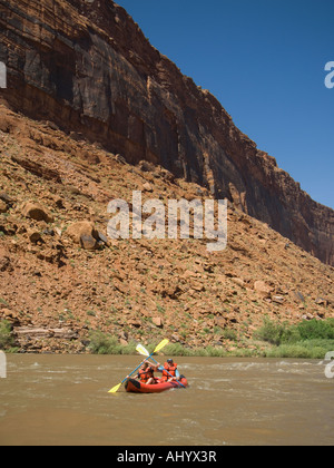 Les gens à la pagaie raft Banque D'Images