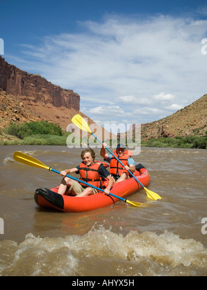 Les gens à la pagaie raft Banque D'Images