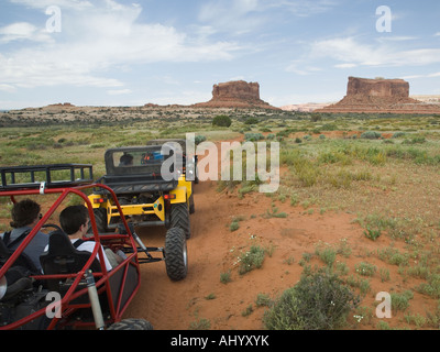 Off-road vehicles driving in desert Banque D'Images