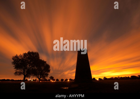 Le vieux moulin noir domine la Beverley westwood courants sous un ciel de nuit Banque D'Images