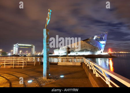 Septembre 2007 Le Voyage statue trône à côté de la barrière et la marée de nuit profonde Hull East Yorkshire Septembre 2007 Banque D'Images